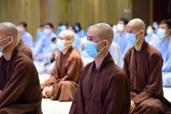 Taking comments to complete recording visual images in the rain season retreat